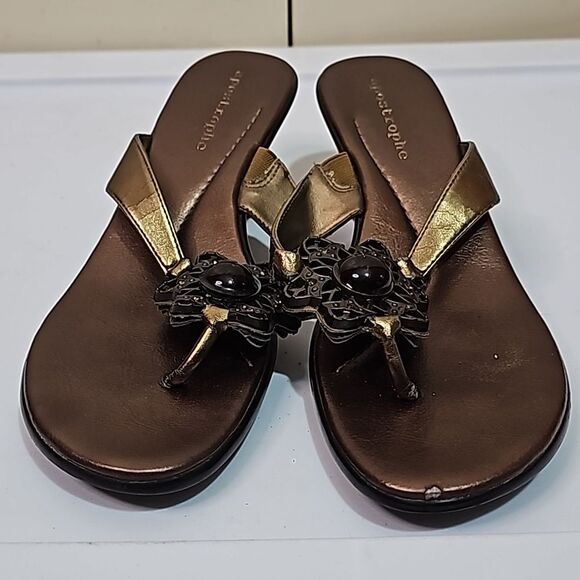 Sandals by Apostrophe Gold Size 8 - Picture 3 of 7